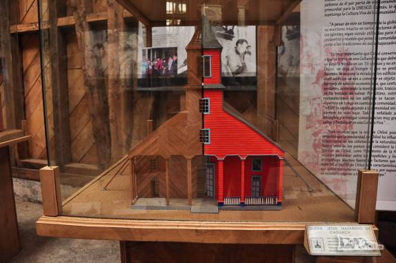 Réplica de igreja chilota patrimônio da UNESCO em exposição no Convento Inmaculada Concepción, em Ancud, no norte da ilha de Chiloé, no sul do Chile